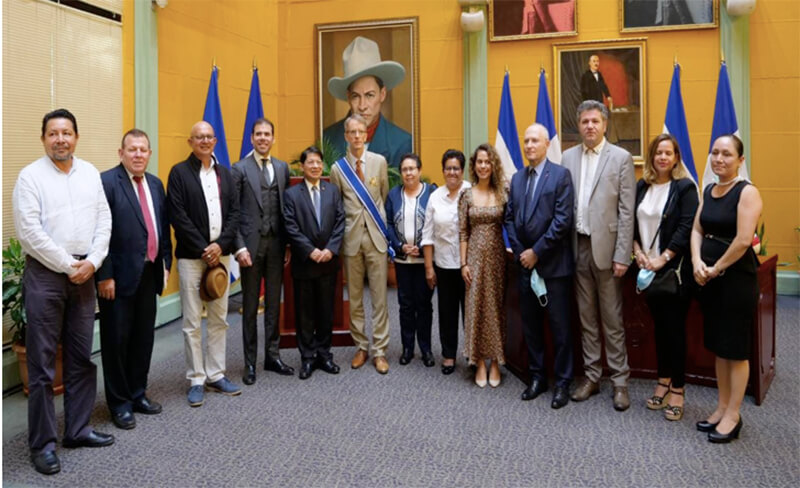 condecoracion-embajador-francia